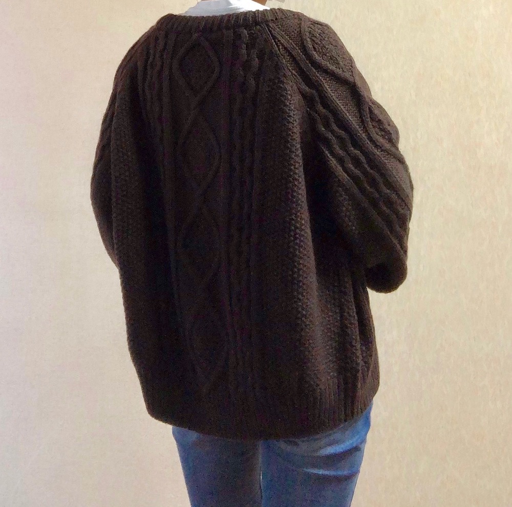 ケーブルコクーンカーディガン後ろ姿