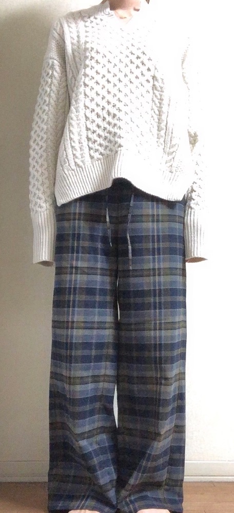 キーネックニットとコーデ