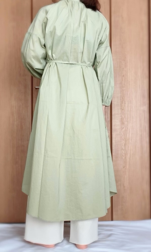 バンドカラーギャザーワンピース後ろ