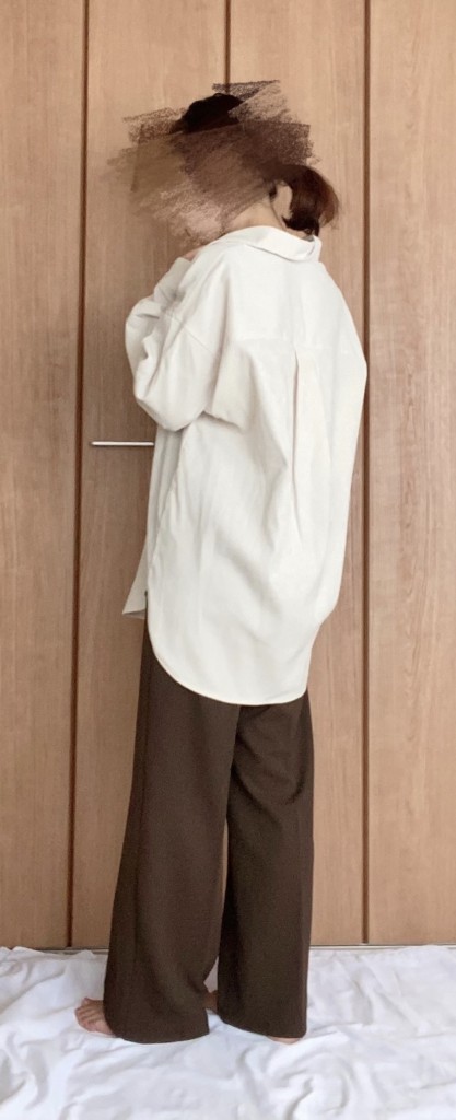 カットソーカラースラックスうしろ